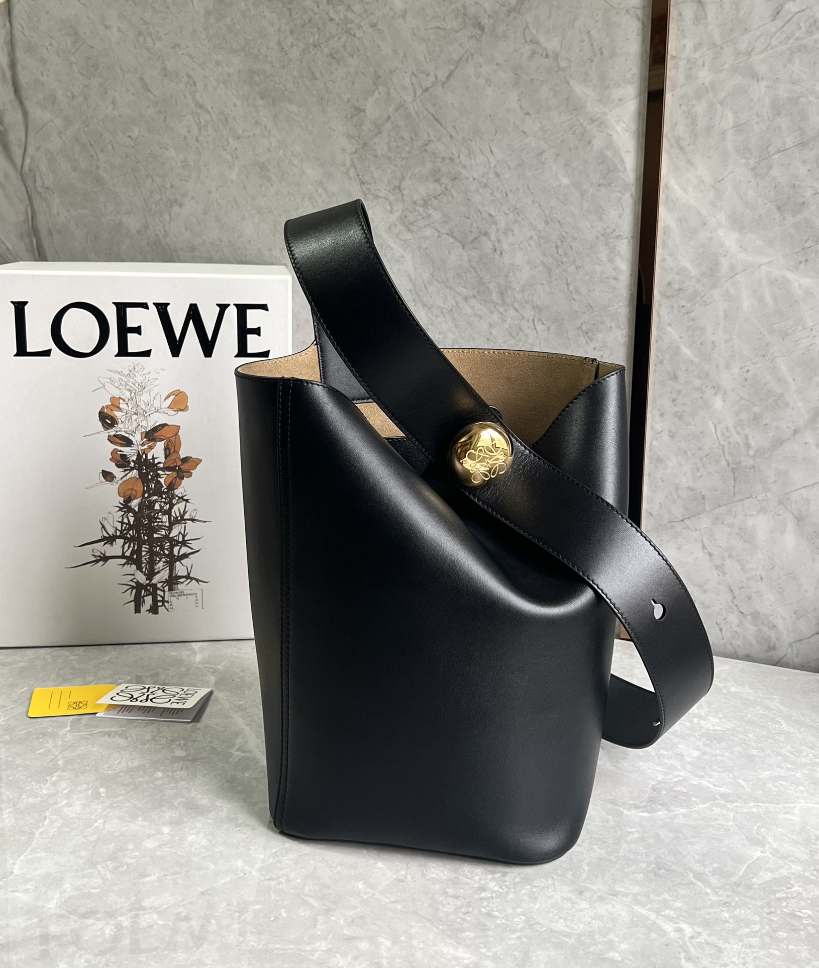 Loewe Medium Pebble Bucket in Mellow Calfskin Black